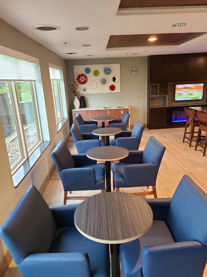 Holiday Inn Express Hotel & Suites Sheldon By Ihg Exterior foto